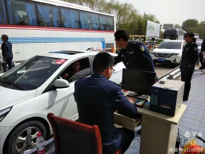 牡丹花會五一節兩節疊加,收費站迎來車流高峰期